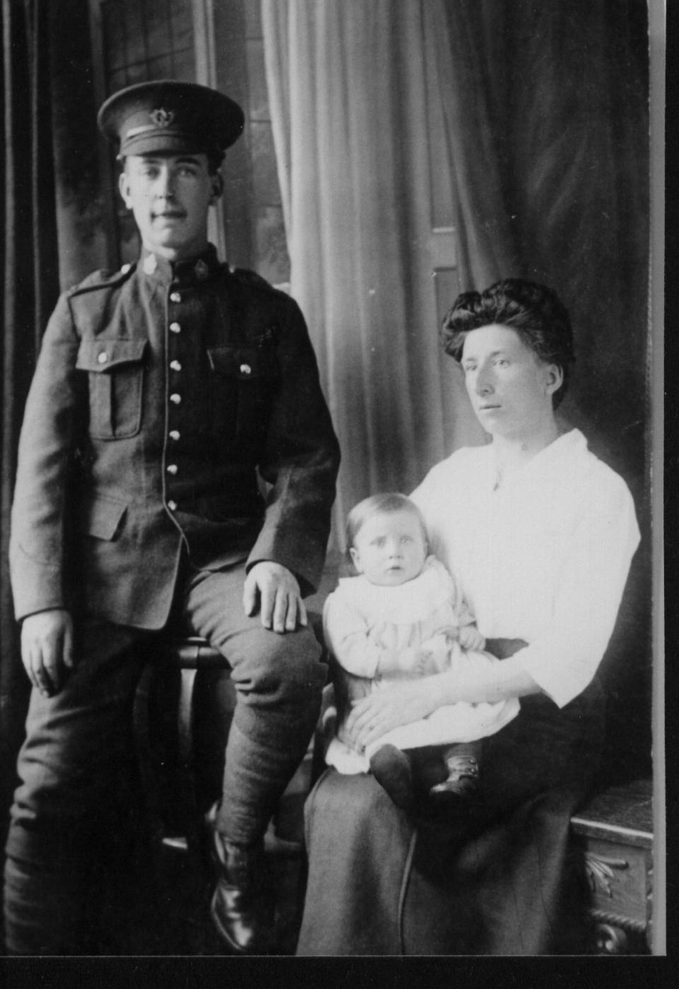 Edwin Charles Askew with his wife Alice and his daughter Elsie prior to departure for England.