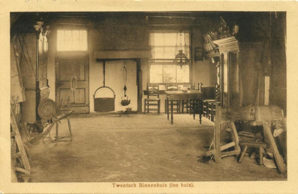 1918 postcard captioned “Twentsch Binnenhuis (los huis).”; front view