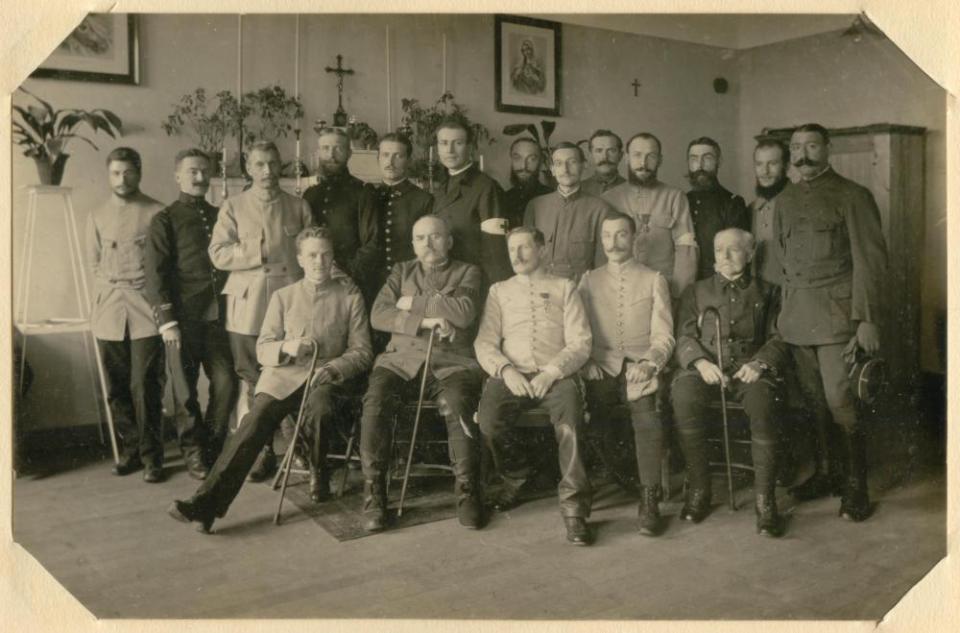 Group of unidentified officers, Heidelberg P.O.W. Camp, Germany, Aug. 1916, WWI
